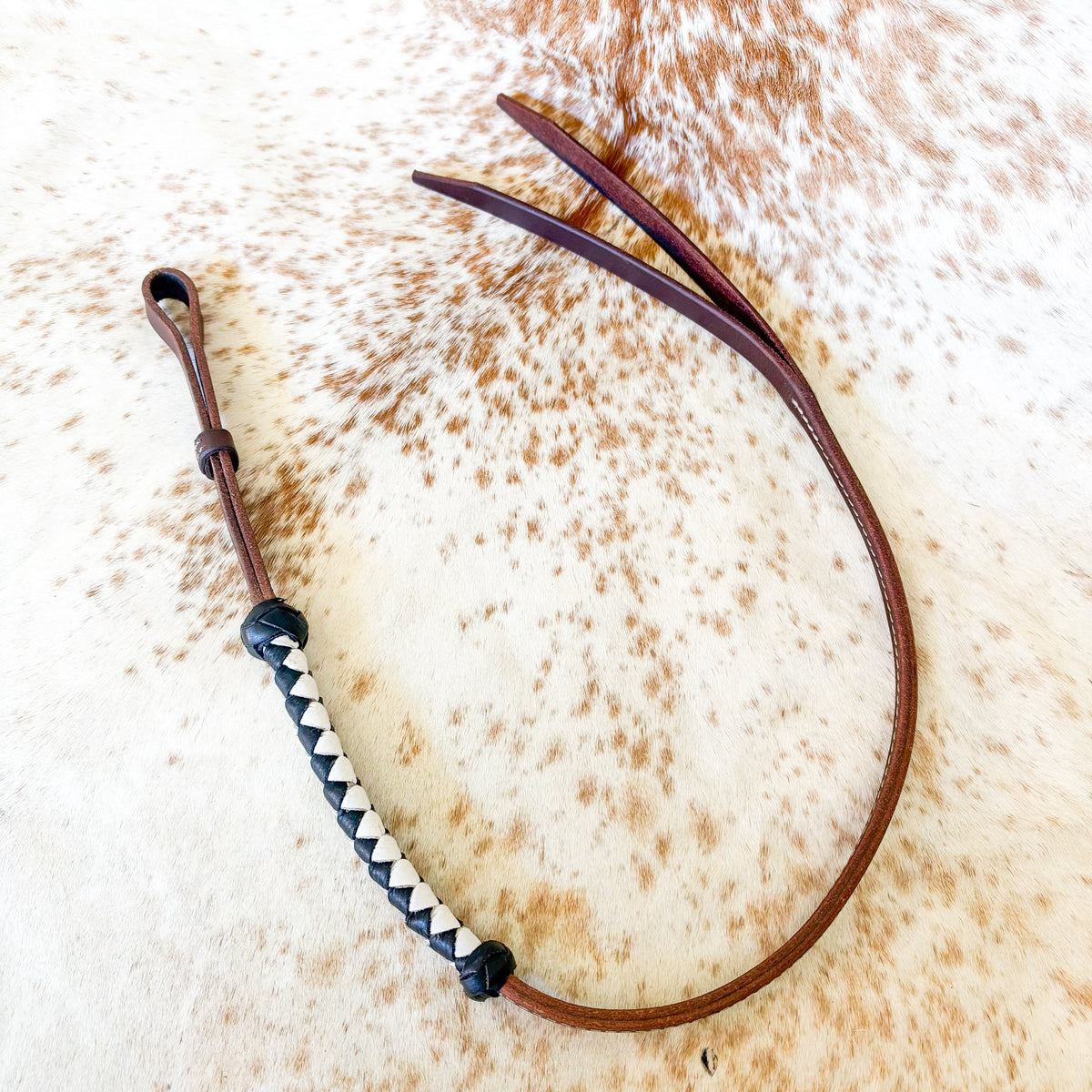 Dustybutts Rolled Harness Braided Leather Quirt / White & Black