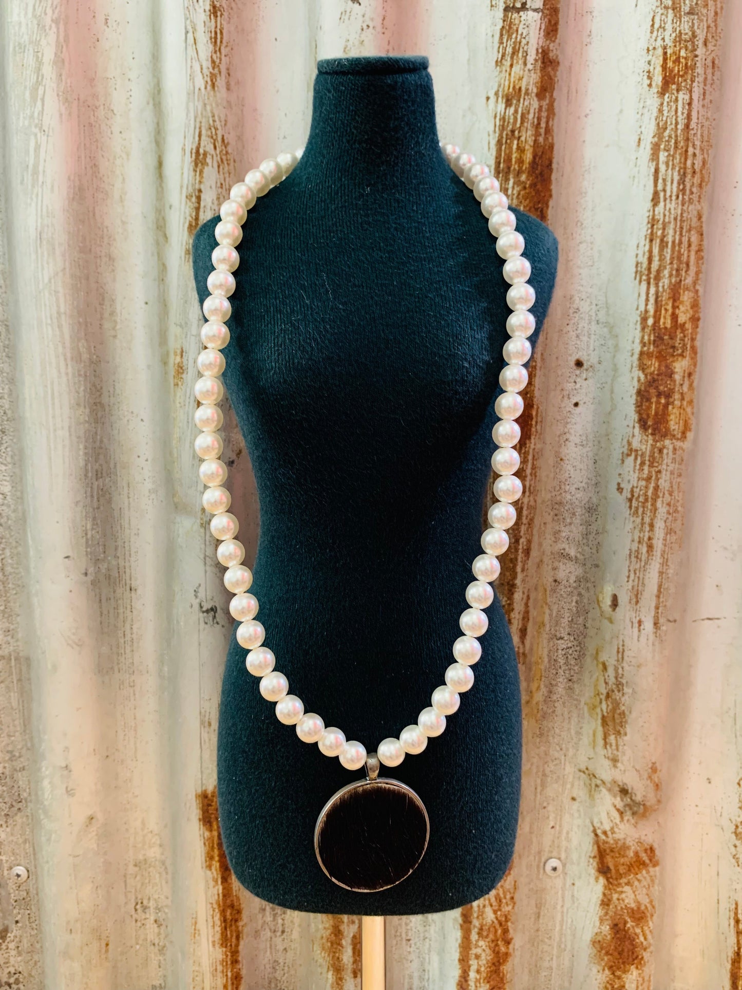 Beaded Pearl Necklace With Round Cowhide Pendant